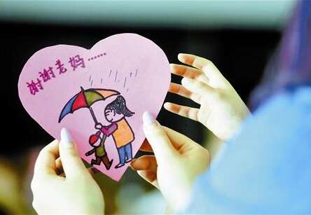 10，母爱是一个明亮的阳光，炎热和明亮。她可以融化冰川，净化灵魂，繁荣。她照顾她和菩萨一起培养她的生活。
