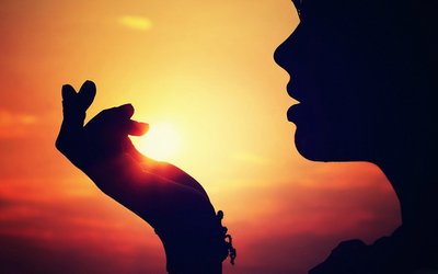 15.妇女必须有骨头，或者恋爱结婚或自豪。我不喝别人喝水的水，我对共享同一个感兴趣。