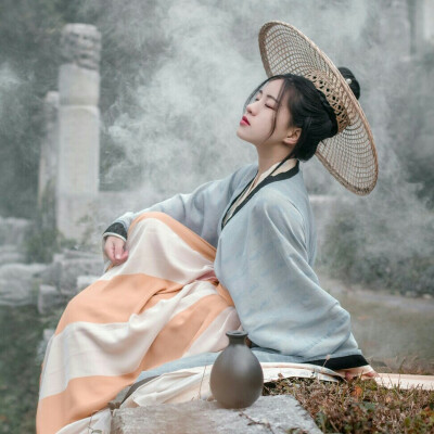 15.现在让我们一起去疯狂，惹麻烦，最好一起笑。