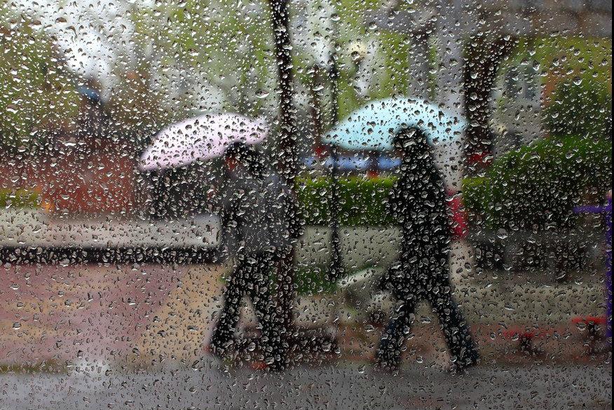 恋人在冬季雨天迎接短信