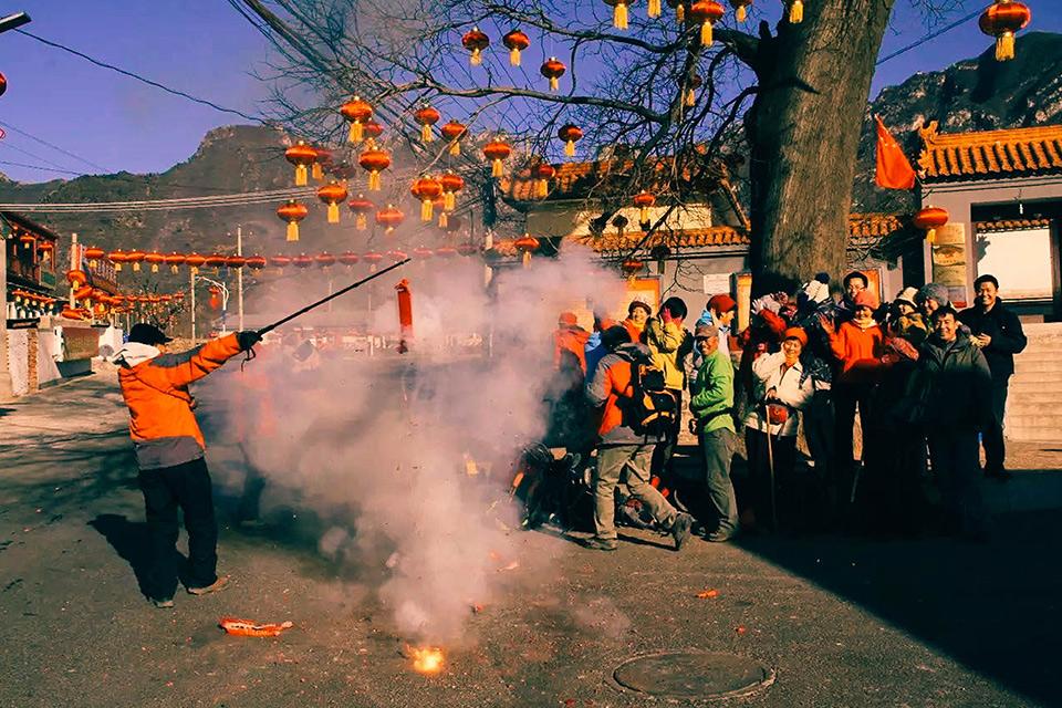 15.你手中的粉笔慢慢变成了一个忏悔，这种爱穿着你原来的黑发。在这个特殊的日子里，一个句子：老师，你努力工作！在新的一年送给你最好的祝福！