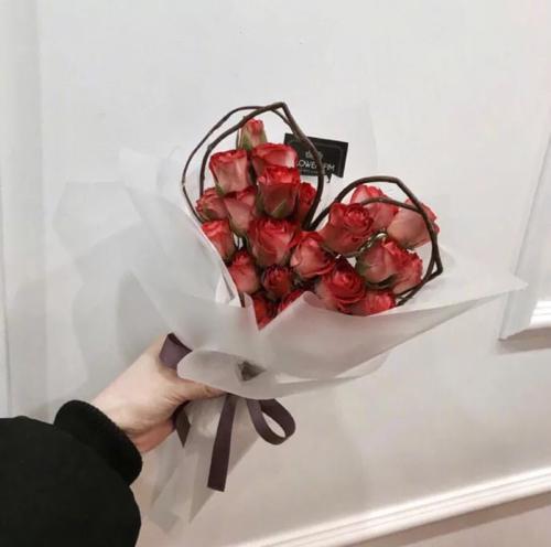 39.你的笑声，总是在我耳边;你的外表，总是出现在我的梦中;你可爱，总是想一想;这是因为你已经住在我的庭院里。今天是情人节，我希望你快乐！