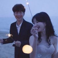 更浪漫的古老树木对男孩更浪漫的古老风桌