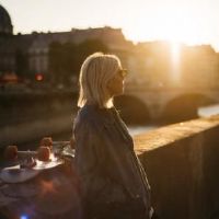 大约有50个单词触及哭泣的情书与女孩,白色最搬家