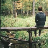 失去他爱的人很难说，不可能让别人谈论某人。