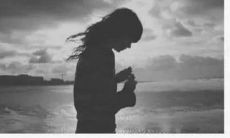 描述孤独、陌生和心痛的痛苦：一组感伤而沉重的句子