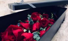 在送给女朋友花和贺卡的同时,说出让她感动的浪漫情话!