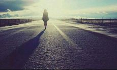 用感性语言描述人生短暂而多变,草木无情而人情温暖,表达人们在短暂而珍贵的人生旅途中流连忧愁之情的唯美句子