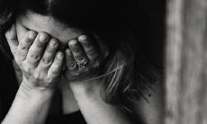 一个年轻男孩感到烦躁的话语