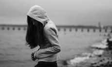 深感心烦意乱、茫然无助之际沉浸于迷茫的情绪之中