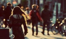 经历不同起伏的人生路途，心里深处充斥着迷茫痛楚之句