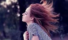 经历磨难却不言放弃,展现女孩子坚强与勇气的句子