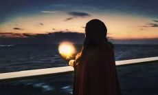 感到快乐的表情溢于言表而展现出笑容的句子