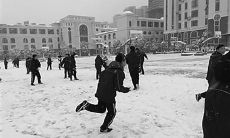 下雪了!小朋友脸上洋溢着喜悦的表情,兴奋地迎接着漫天飘洒的银白色雪花!