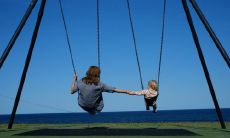 享受荡秋千带来的欢乐：激动人心、无忧无虑的舞动感觉