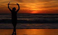 如何在孤独的情况下装作快乐：一些有用的技巧和句子的分享