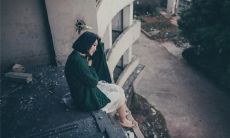 不自觉一时冲动而做出错误决策,随后在深刻反思中涌现懊悔情感的句子