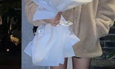 可爱的新娘-to-be在社交媒体上公布她与未婚夫订婚的喜讯