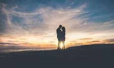 用于挽留爱情的感人句子和语言，如何通过伤感和温馨的文字来挽救和恢复爱情？