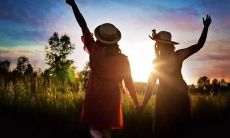 朋友圈说说专题:写下我与伙伴间浓厚的友谊和心灵相通的经历