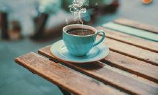 享受友谊的乐趣:欢笑不断的有关酒的幽默句子