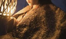 年轻女子分享婚礼照片以示庆祝与表达爱情感受的简短事件描述