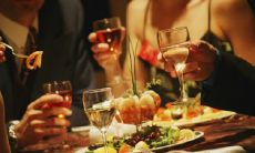 在酒吧或饭店等场合，客套话的表达方式有哪些？