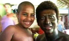 如何使用自嘲幽默来制造搞笑的句子?