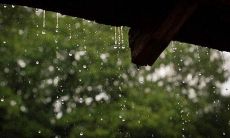 感伤万分的经典诗歌全集 - 展现雨水倾泻间壮阔而深刻的景象