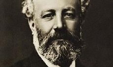 探险家和科幻小说家朱尔·凡尔纳的励志名言：在生活中不要停留，要勇往直前追逐自己的梦想！