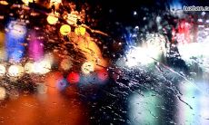 雨滴翩翩飘洒，润泽大地，湿润万物，激起层层涟漪，让人陶醉其中的描写