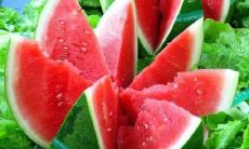 精彩绝伦的营养美食——独具风味的夏日必备西瓜，让您享受悠闲惬意的时光！