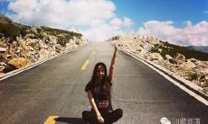 享受美好自然,沉浸于令人愉悦的景色描述:垂钓时,湖水微波荡漾,树叶在微风中沙沙作响,令人心情舒畅