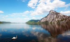 用华丽语言形容天空中那层湛蓝色的光辉充盈恒久不息：沉浸在蓝天海洋中的绝美美感