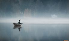 压抑情绪渴望倾泻自然之美的内心，渴望亲吻大自然的自由，在雨中拥抱浪漫的夏日：一个想去淋雨的句子