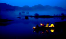 深夜间的渔灯昏暗，客人梦境中回到过去，心中充满痛苦，一声声哀叹滴透着人的内心深处