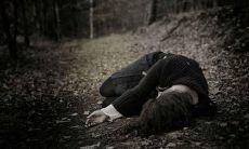 夜深人静时啜泣频频，心痛难以入眠的痛苦描述