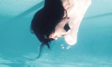 如何在发送问候短信时正确使用“敬上”礼貌用语？