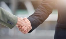 如何在客户营销中使用问候短信来提高客户忠诚度？