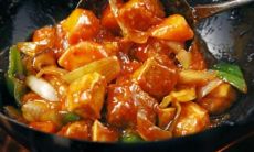 在厨房里烹饪和尝试新配方的温馨时刻让人倍感欢愉与满足感