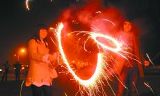 在除夕夜的午夜12点,放下鞭炮并说出温馨祝福的美好传统之一