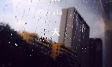 在寒冷的雨天里，发送短信向客户问候，表达关切和关怀