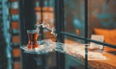 在寒冷的冬天里,向爱人发出温暖问候的短信