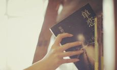 深陷单恋的痛苦之中,挣扎的句子:无法忘怀的爱意,寄托在远方的心声