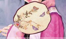 30句描写女性美的诗歌片段，凸显她们迷人的姿态和强大的内心世界