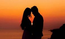 110个描写夕阳优美的句子:赤橙黄绿青蓝紫,染红天边的晚霞,伴着渐暗的天色,温暖的光辉撒满大地,深邃的天空中织出了一幅绚丽多彩的图画,牛背山下的那片田地显得更加壮美,轻轻的呼吸中都沁满了晚霞的香气,风的柔和更显得寂静了,天边灿烂的彩霞染红了整个世界,耀眼的光辉让人心旷神怡,睁开眼睛仿佛进入了一个梦幻的天堂