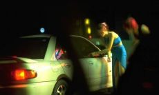 刚到深圳下车，立刻碰上一位女子推销自家产品的情节