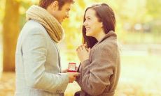 晚间时分分享的社交网络上关于爱情的个人状态更新