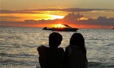 请多多关注自己的内心世界，为自己设定高标准，言语中要积极确信自己，勇敢地追求目标，打造一个充满自信与决心的人生，不停地向前，永不放弃