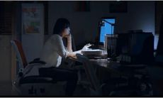 長時間的加班工作導致人們疲憊不堪,直到深夜交作業完成